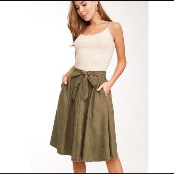 Olive Green skirt with pockets - Picture 2 of 5